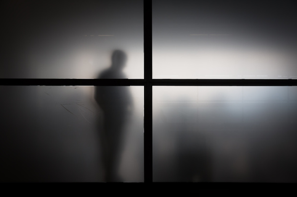 Силуэт человека за матовым стеклом
 - Фото, изображение