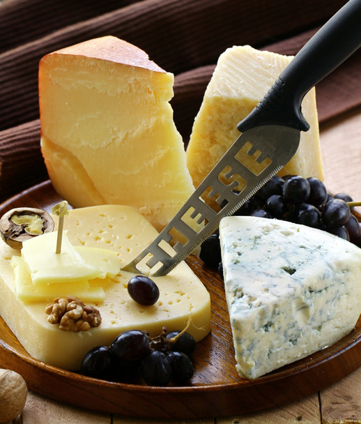 Natürmort Peynir tabağı ile fındık ve üzüm - Fotoğraf, Görsel