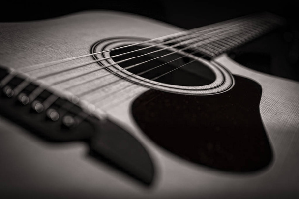 akustische Gitarre / schwarz-weiße Nahaufnahme einer akustischen Gitarre - Foto, Bild