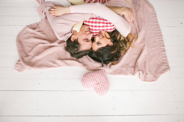 Onnellinen pari rakastunut makaa lattialla studiossa
 - Valokuva, kuva