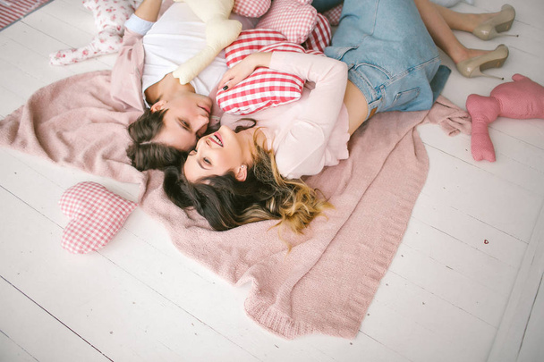 Onnellinen pari rakastunut makaa lattialla studiossa
 - Valokuva, kuva