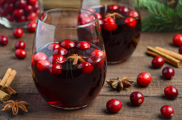 Vin rouge chaud dans un verre sur une table en bois
. - Photo, image