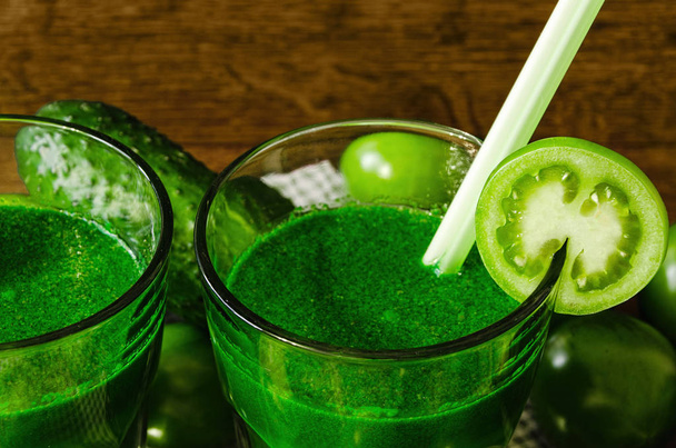 зеленые коктейли со свежими овощами и фруктами
 - Фото, изображение