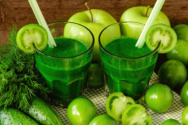 zielone koktajle ze świeżych warzyw i owoców - Zdjęcie, obraz