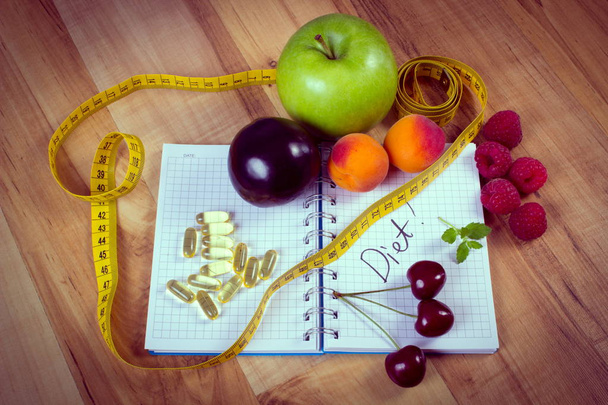 Foto vintage, Frutas, suplementos de tabletas y centímetro con portátil, adelgazamiento y alimentos saludables
 - Foto, imagen