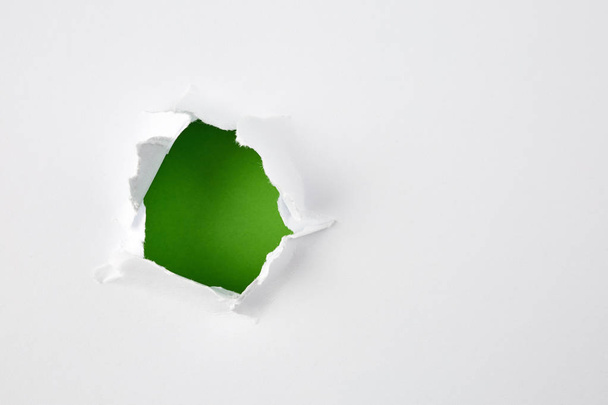 green hole in paper - Foto, Bild