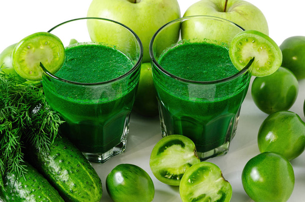 зеленые коктейли со свежими овощами и фруктами изолированы
 - Фото, изображение