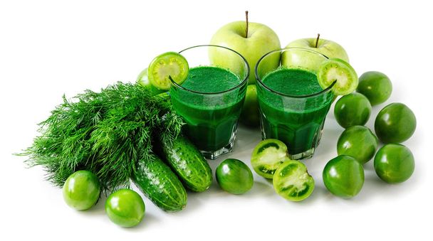 zöld smoothies, friss zöldségek és gyümölcsök elszigetelt - Fotó, kép
