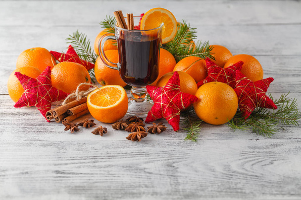 Christmas mulled wine and Christmas decoration - Foto, Imagen