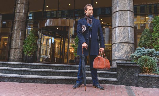 Man standing on street with luggage - Foto, Bild