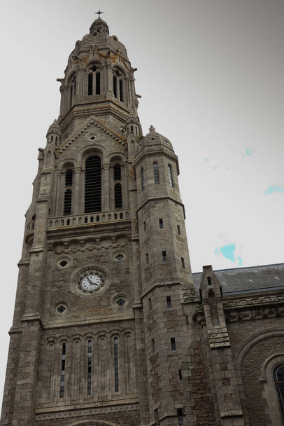 A Basilica of St. Louis de Montfort: Saint-Laurent-sur-Sevre - Fotó, kép
