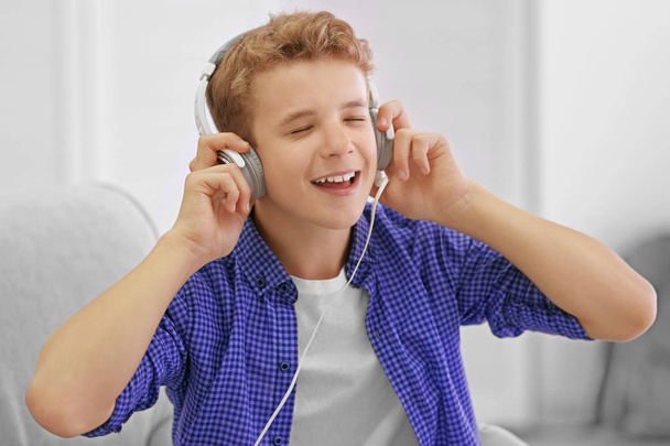 Boy listening music - Foto, imagen