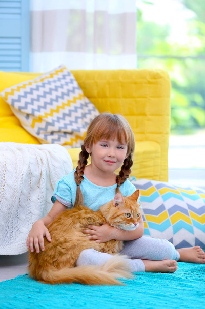 Sevimli küçük kız ve kırmızı kedi  - Fotoğraf, Görsel
