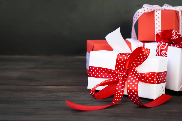 Caja de regalo atada con una cinta roja, ramas de abeto, dulces y navidad
 - Foto, imagen