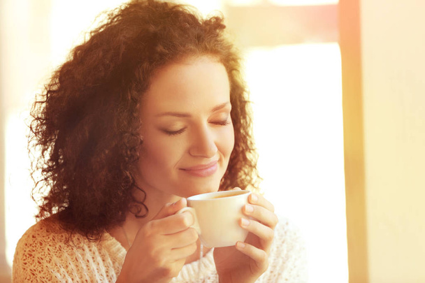 woman holding cup of coffee - Zdjęcie, obraz