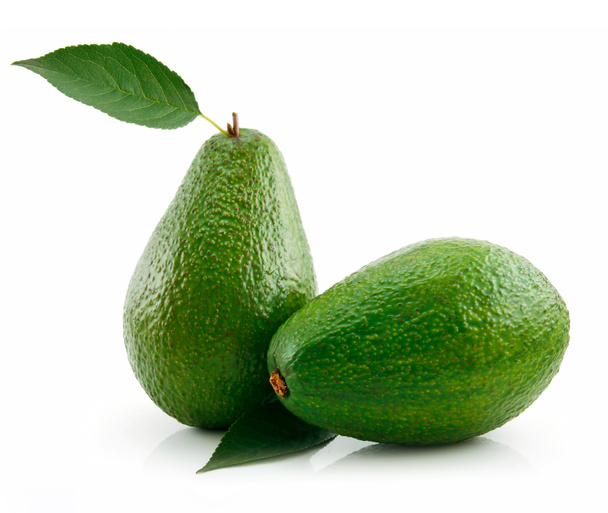 Спелые авокадо с зеленым листом, изолированные на
 - Фото, изображение
