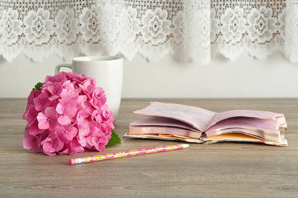 A rózsaszín Hortenzia, jegyzetfüzet és ceruza - Fotó, kép
