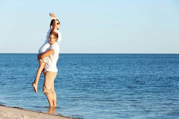 couple having date on seashore - Foto, immagini