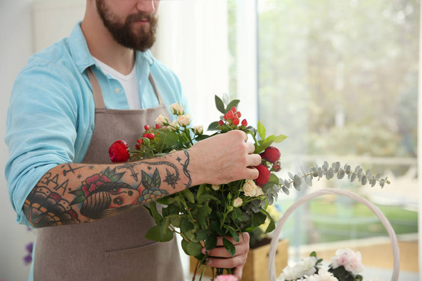 tattooed florist with beautiful flowers - Fotografie, Obrázek