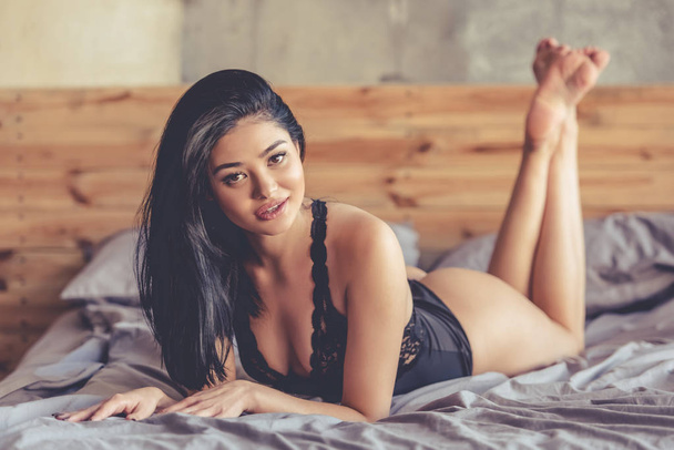Sexy woman in bedroom - Foto, Imagen