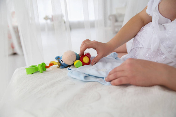 zwanger vrouw poseren op een bed met gevulde speelgoed - Foto, afbeelding