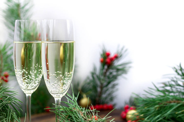 Composición navideña, champaign, ramas de pino, ber rojo
 - Foto, imagen