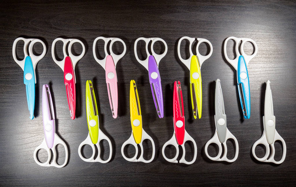 набір яскравих кольорових ножиць
 - Фото, зображення