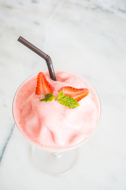 Strawberry smoothies glass  - Φωτογραφία, εικόνα