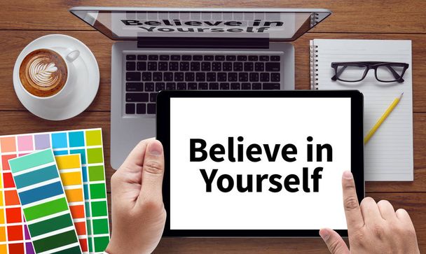 Πιστεύεις στον εαυτό σου, απλά πιστεύουν στην επιτυχία - Φωτογραφία, εικόνα