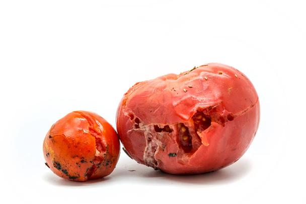 Twee rotte tomaten - Foto, afbeelding