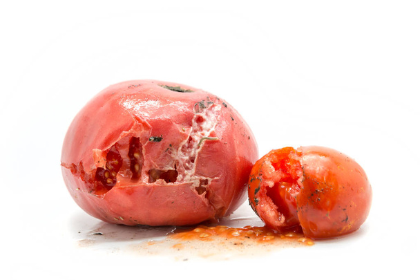 Twee rotte tomaten - Foto, afbeelding