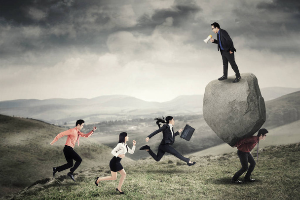 Empresários com obstáculos na colina
 - Foto, Imagem