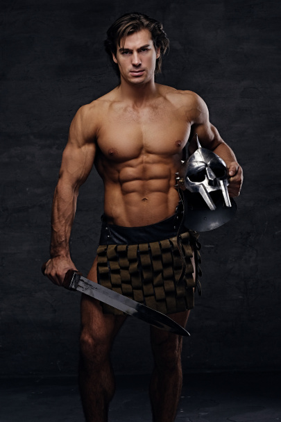 muskulöser Mann im römischen Soldatenkostüm - Foto, Bild