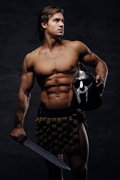 Homem musculoso num traje de soldado de Roma
 - Foto, Imagem