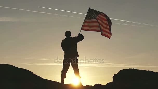 Силуэт солдата и американский флаг в медленном движении
.  - Кадры, видео