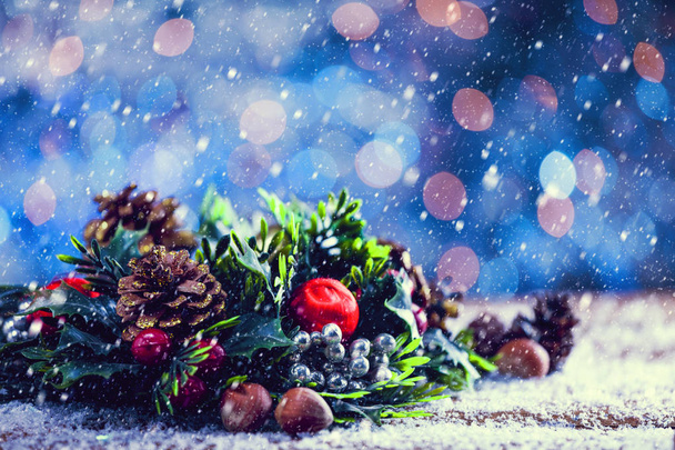 Сніг падає на Різдвяний пригода Вінок на сніжному дерев'яному тлі. Урожайний фільтр Застосовано
. - Фото, зображення
