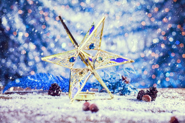 Neve caduta su fiocco di neve a forma di stella portacandele di Natale. Filtro Vintage applicato
. - Foto, immagini