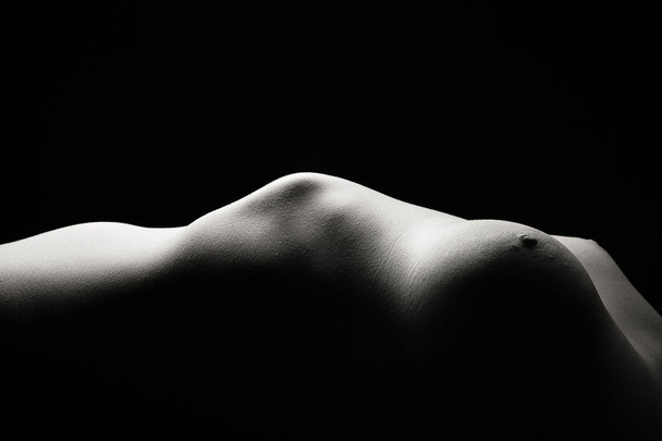 Artistic nude body with deep shadows - Фото, зображення