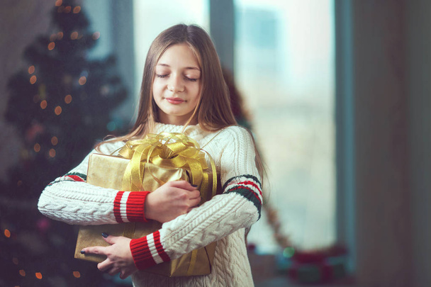 Beautiful Happy Girl with Christmas Gift.Snow - Fotoğraf, Görsel