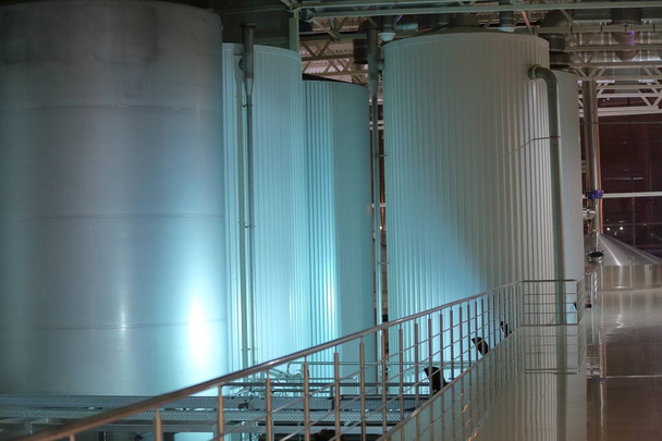 Оборудование для производства пива в цехах завода
 - Фото, изображение