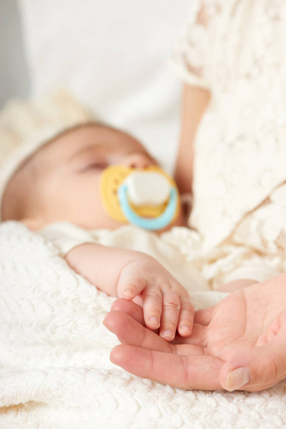 sommeil bébé dans la main de la mère, concept de maternité heureuse
 - Photo, image