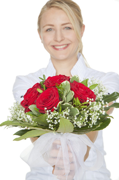 Blond woman with a bouquet of red roses - Foto, afbeelding