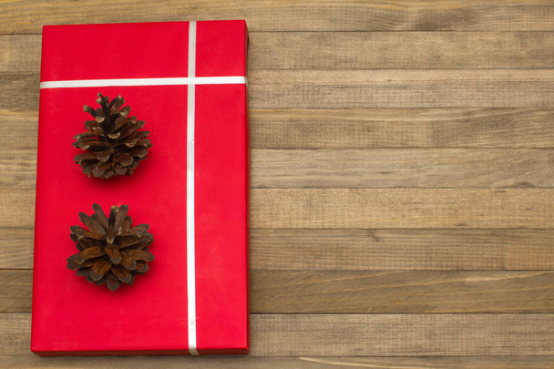caja de regalo roja en tablas de madera
 - Foto, imagen