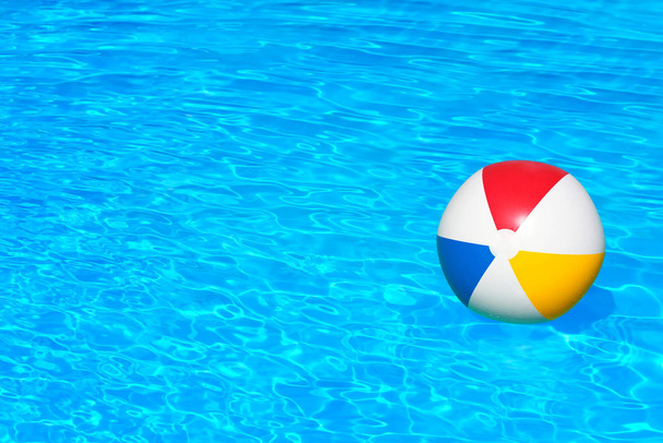 Värikäs pallo kelluva uima-altaassa
 - Valokuva, kuva