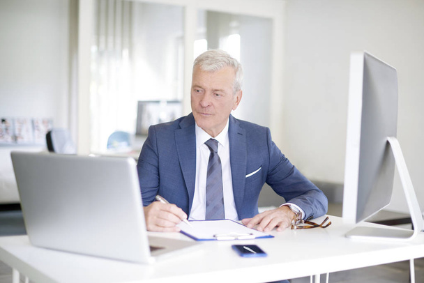 businessman sitting in front of computer - Fotó, kép