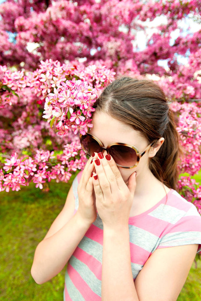 Joven adolescente tiene alergia olor a flores de cerezo
 - Foto, Imagen
