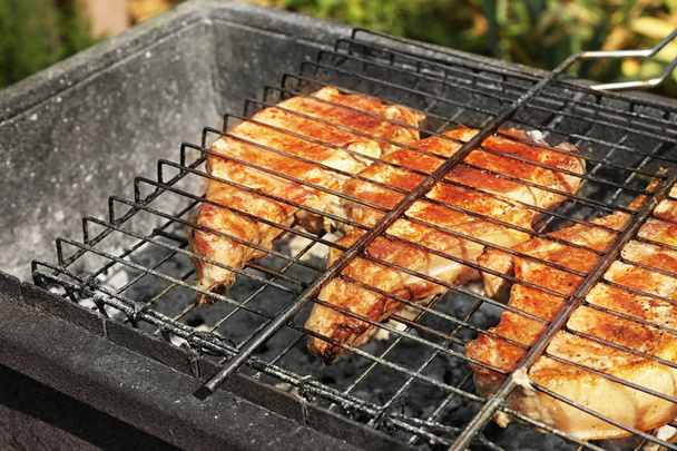 Fresh meat on grill - Foto, Bild