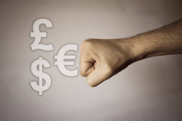 Человеческая рука на винтажном фоне, чтобы выразить силу против денег
 - Фото, изображение