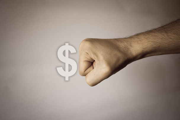 menschliche Hand auf historischem Hintergrund, um Stärke gegenüber dem Dollar auszudrücken - Foto, Bild