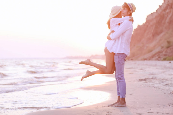 Onnellinen pari meren rannalla
 - Valokuva, kuva